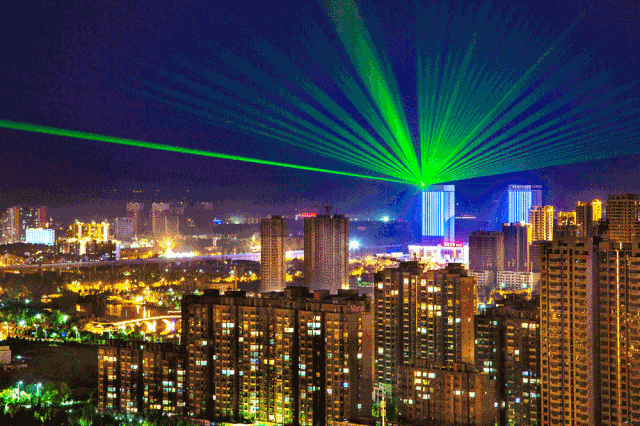 展示出她多彩的另一面……这座传统与现代交汇的城市夜幕降临,替代