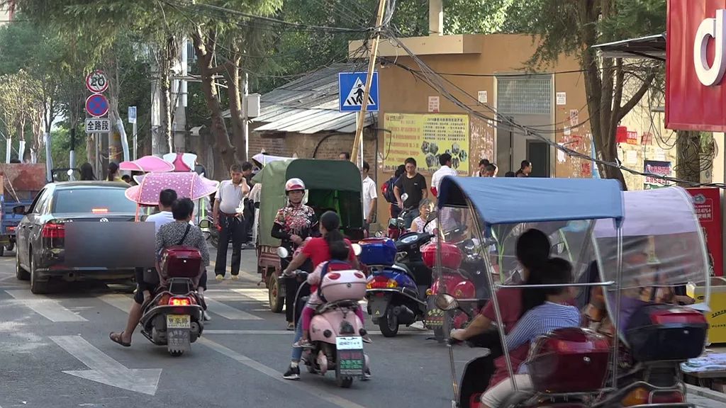 私家车接送学生致道路拥堵