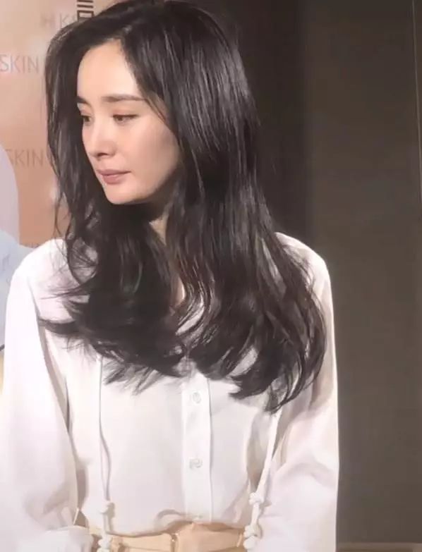 网友们也是看到了杨幂关掉十级美颜滤镜下的脸,网友们都是表示:原生
