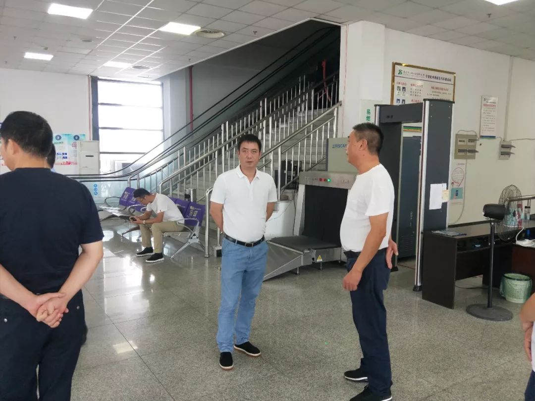杭州湾新区公安局周前程局长一行到新区客运站检查指导工作