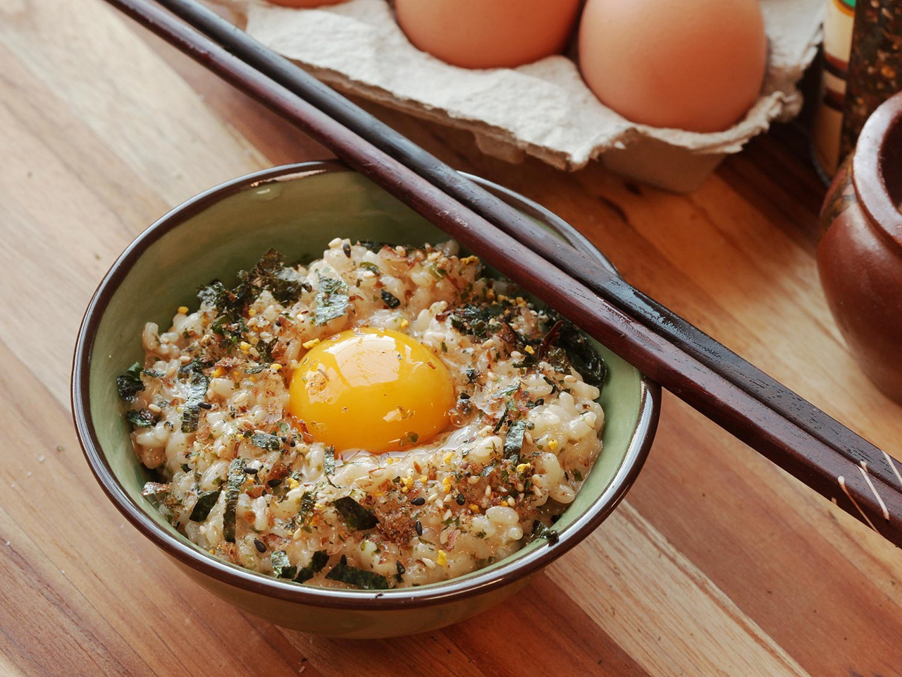 日式生鸡蛋拌饭日式生鸡蛋拌饭食材:泰国香米或者五常大米,适量海苔