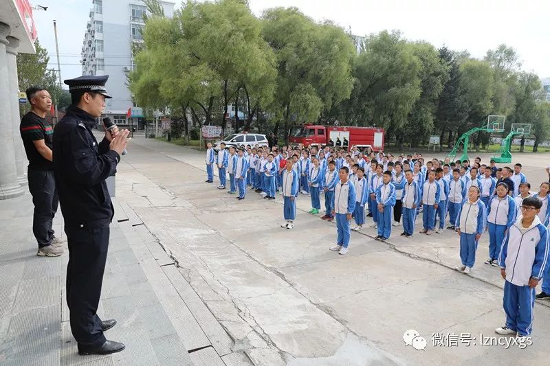 同时,还邀请龙镇派出所消防中队队长为全体教职工进行