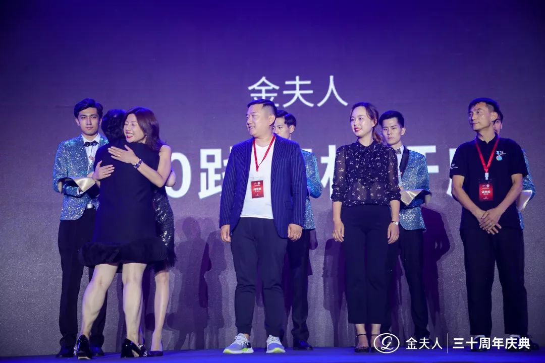 金夫人集团副总裁、西南区董事总经理周琛女士为”金夫人3.0践行标杆店”