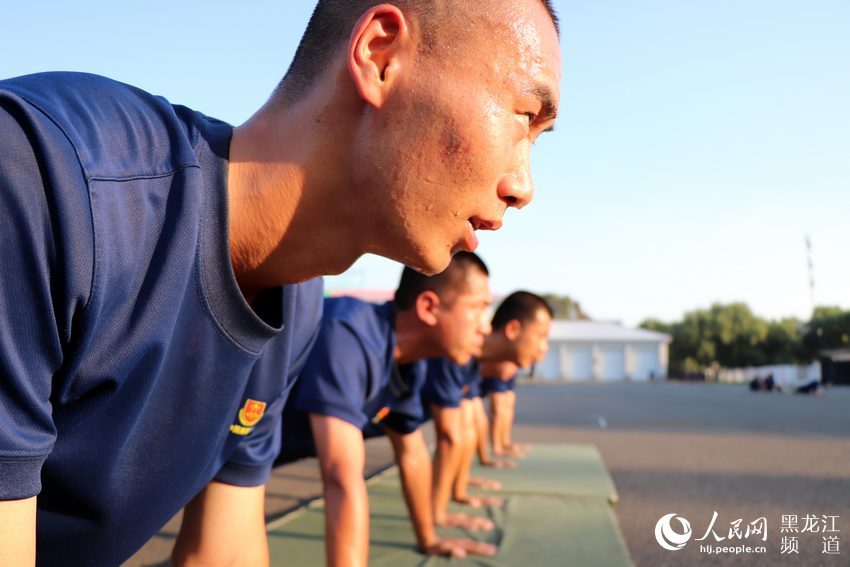 黑龙江森林消防总队紧贴新招录消防员特点多元素融入创新体能训练