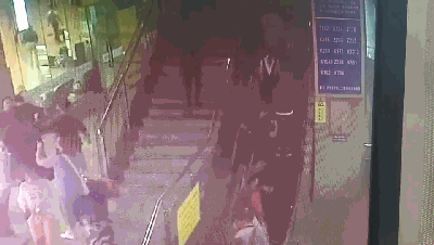 南京站自动扶梯上突然滚下一个行李箱，数名旅客如多米诺骨牌般倒下！起因竟是…