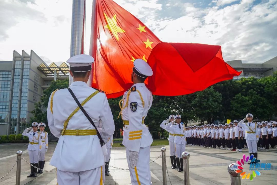 广东高校的护旗手们!