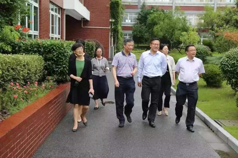 9月3日上午,曹路镇的领导们到浦东模范中学东校,复旦附中分校,海星