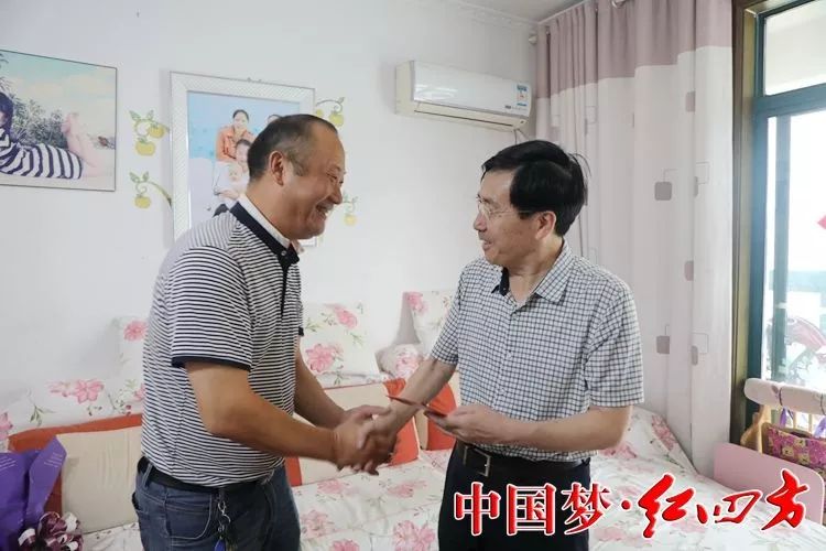 造血干细胞的感人事迹后,中盐红四方党委书记,董事长程同海在副总经理