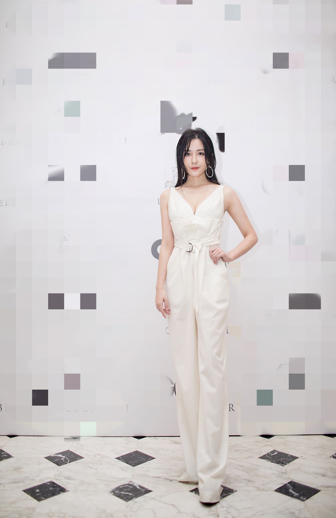 汤晶媚亮相时尚活动 深v连体裤显最佳“头身比”