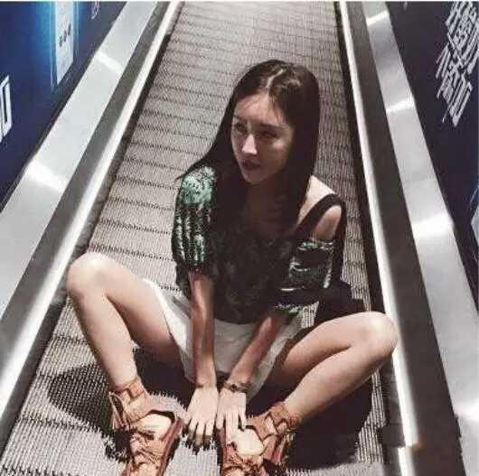 爆笑GIF:这腿长有1米5了吧,给摄影师加鸡腿