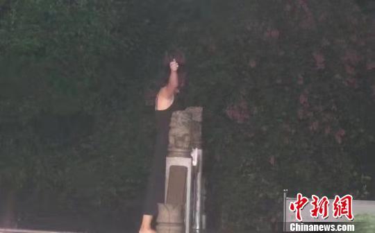 浙江海宁19岁姑娘酒后跳河救人民警上岸冷到浑身发抖