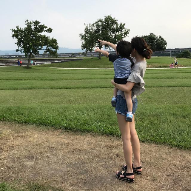                     原创            妈妈给儿子洗衣服，但出去接了个电话，回来一看可把妈妈逗笑了