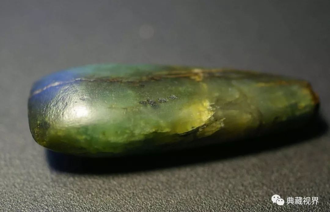 出土于兴隆洼文化的玉斧,查海文化的玉刀,玉球距今8000年,其工艺既有