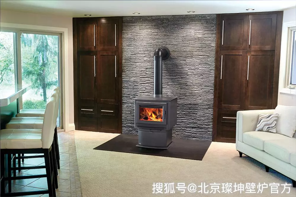火燃木壁炉独立式壁炉一般铸铁材质居多,可以不嵌入到墙体内部所以