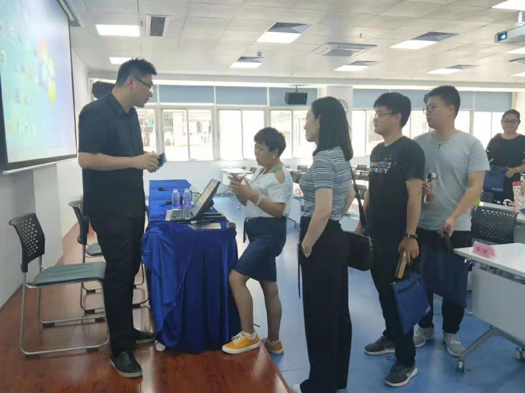 会议邀请到深圳大学公共管理学系主任罗文恩,深圳社科院副研究员