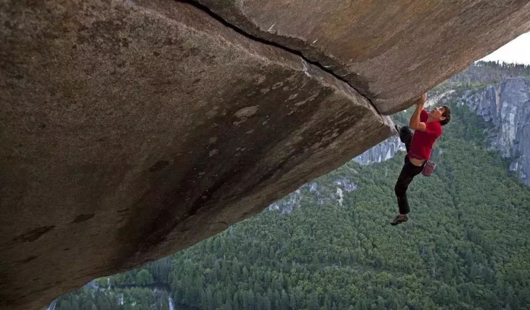 6《徒手攀岩:史上最棒的攀岩电影,致那些相信不可能的人们!