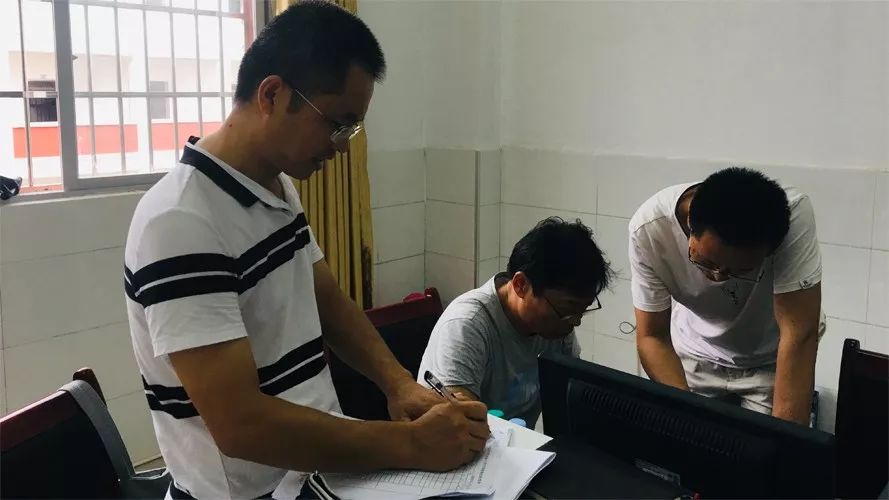 上高县教育体育局局长杜宝林到泗溪中心小学视察指导开学工作
