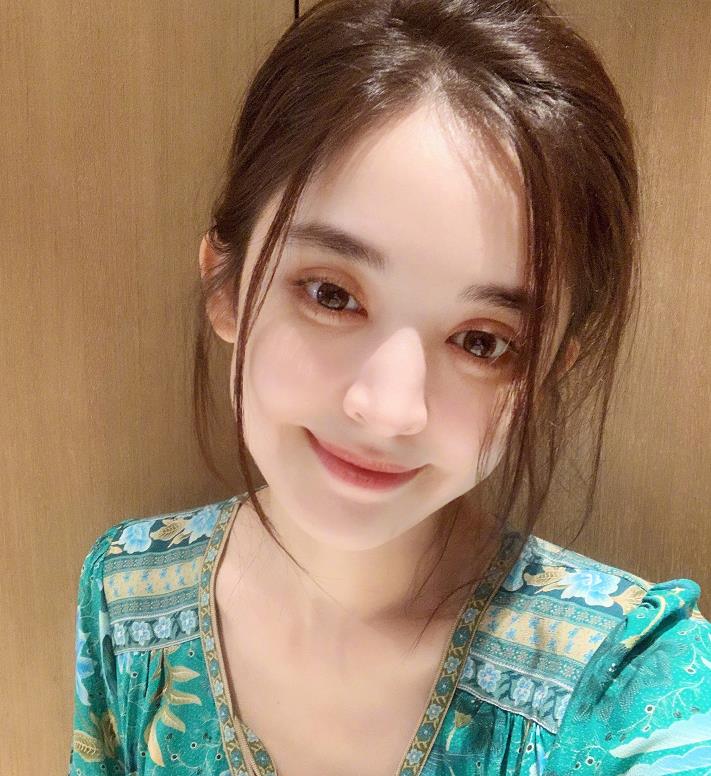 古力娜扎机场安检,不惧路人"照妖镜",看到她的腿,服务