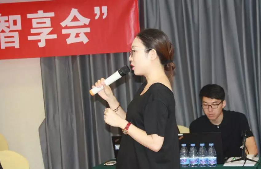 会议上,龙文教育集团副董事长贾茜女士上台发言,对各位城市校长多年来