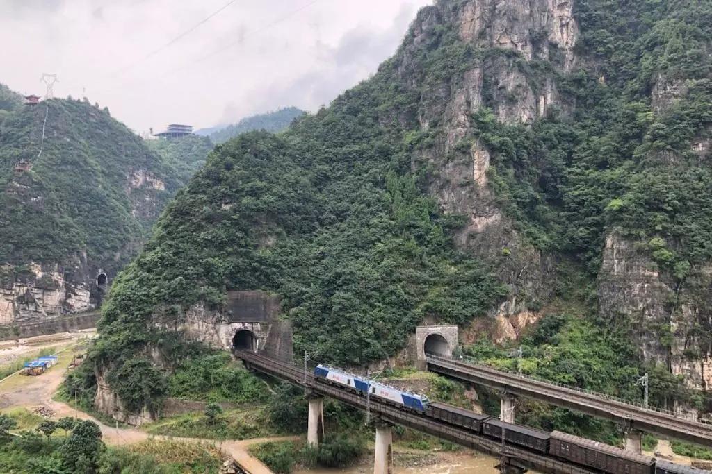 原创秦岭大山中的古道岭有千年前的高速路是穿越秦岭的要道