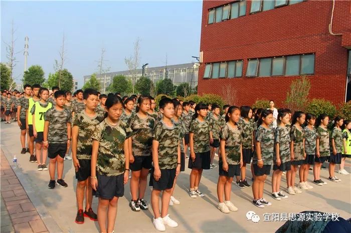 夸军人口号_军人动漫图片(3)