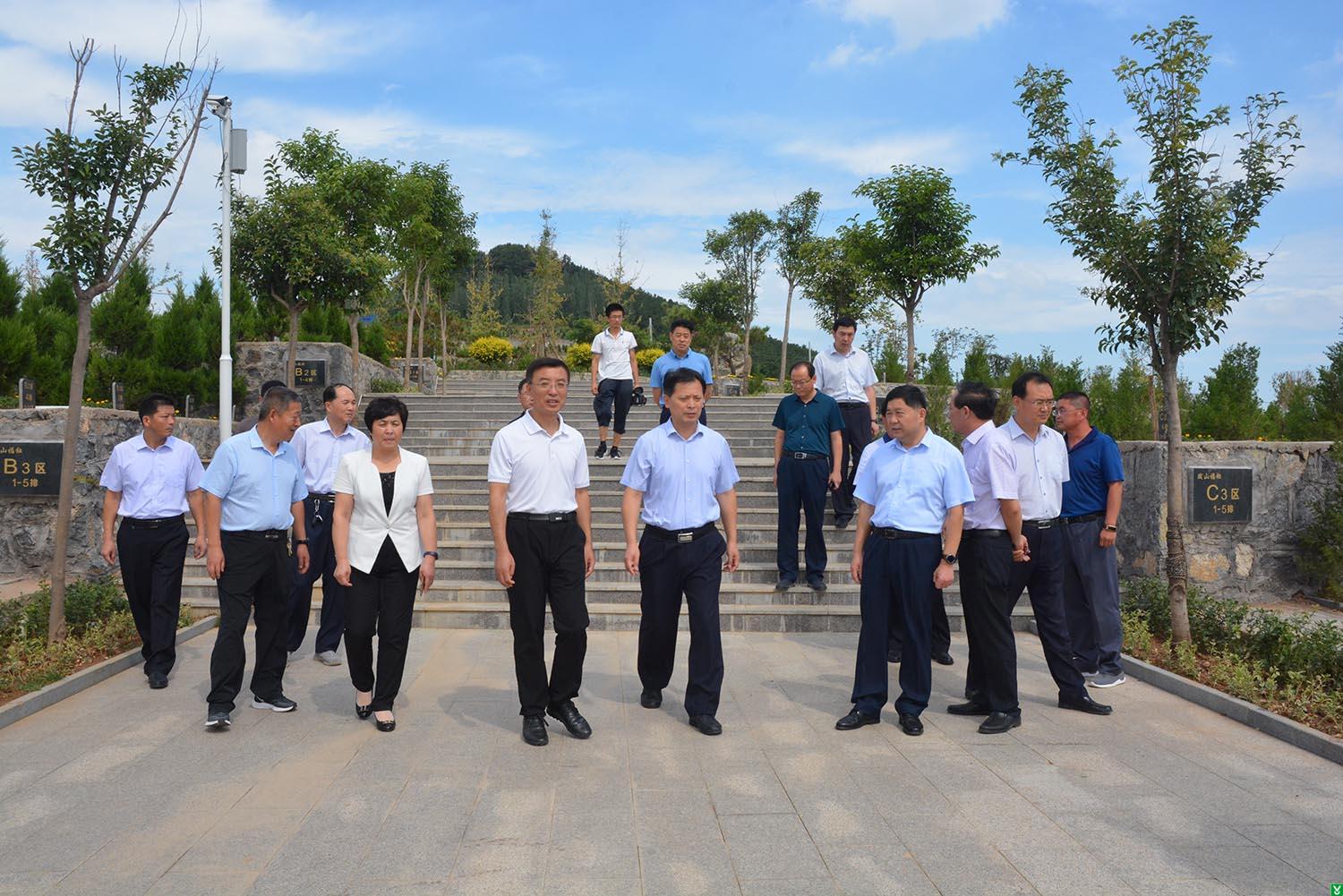 (来源:临沂市沂水县人民政府 沂城街道东跋山公墓鲜花盛开,松柏苍翠