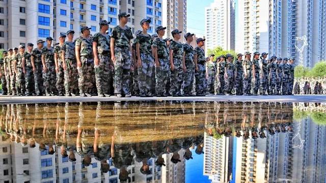 中央戏剧学院 新生站军姿 西北政法大学 新生军训站军姿 中国矿业