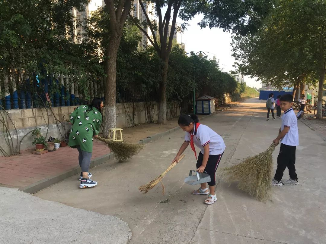 组织开展劳动教育实践活动,弘扬劳动精神,教育引导学生崇尚劳动,尊重