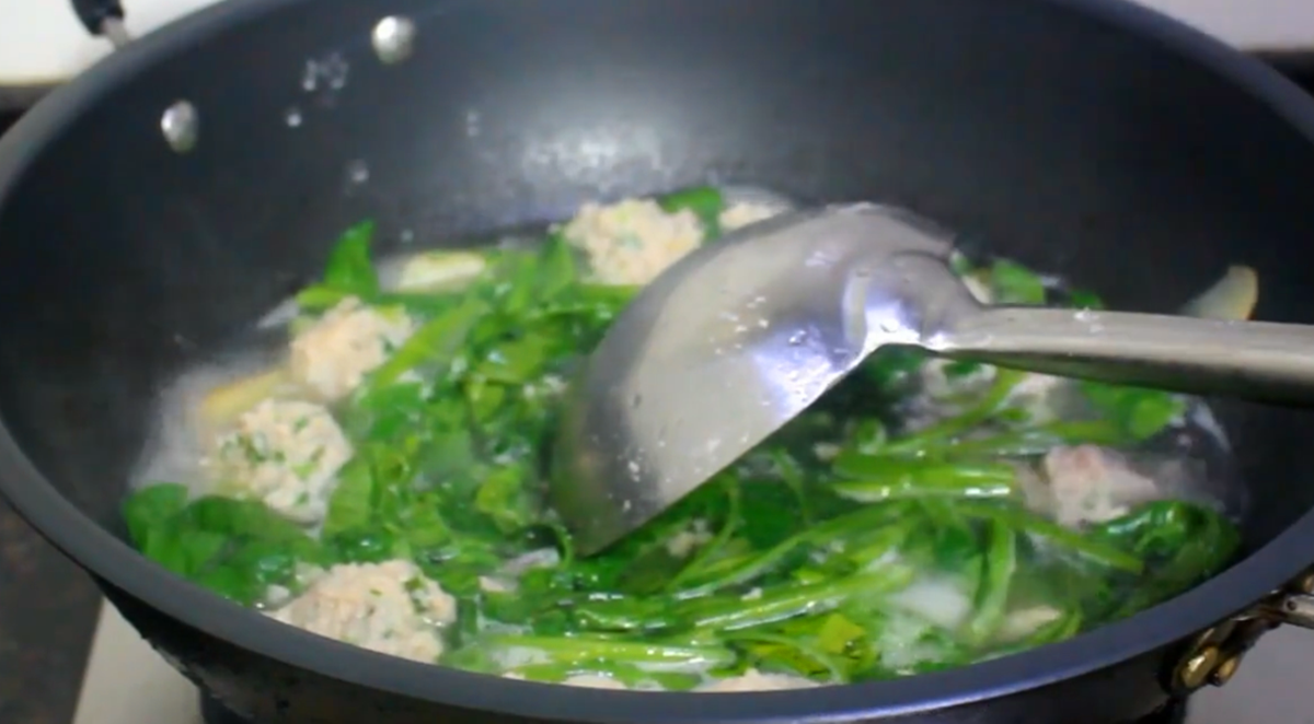 肉丸子汤放什么青菜好吃 8f5d8f59bfe94a93884c93085bb66fc1.png