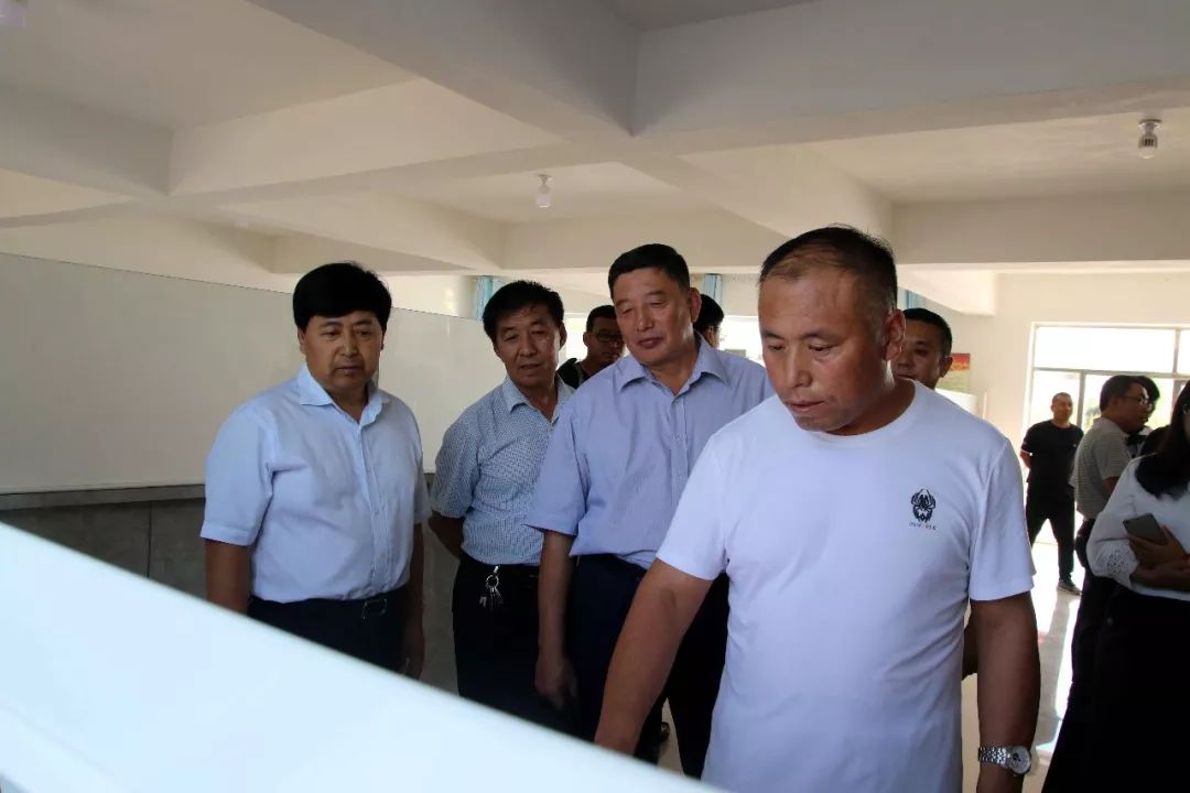 9月5日,锡林浩特市纪委副书记,监委副主任白音乌力吉一行25人,到我县