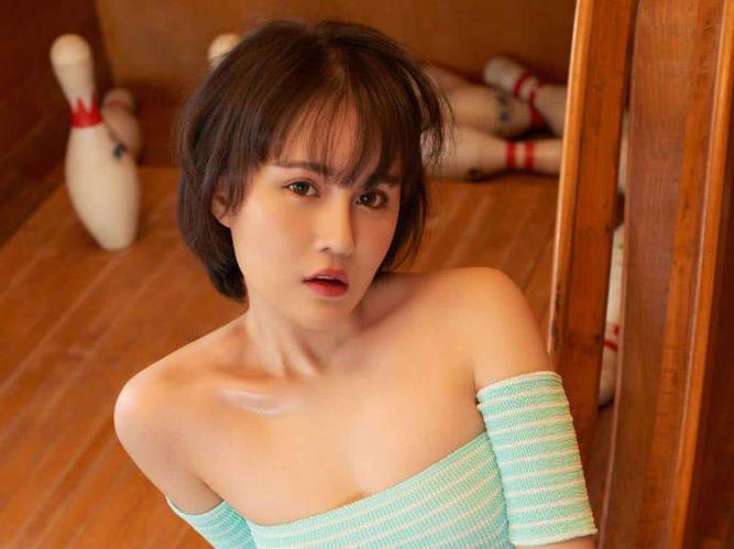 选秀男友扒内衣_游戏美女白静写真(2)