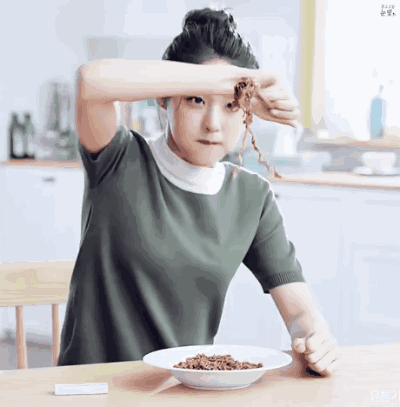 搞笑gif趣图:这大概就是常说的女人味