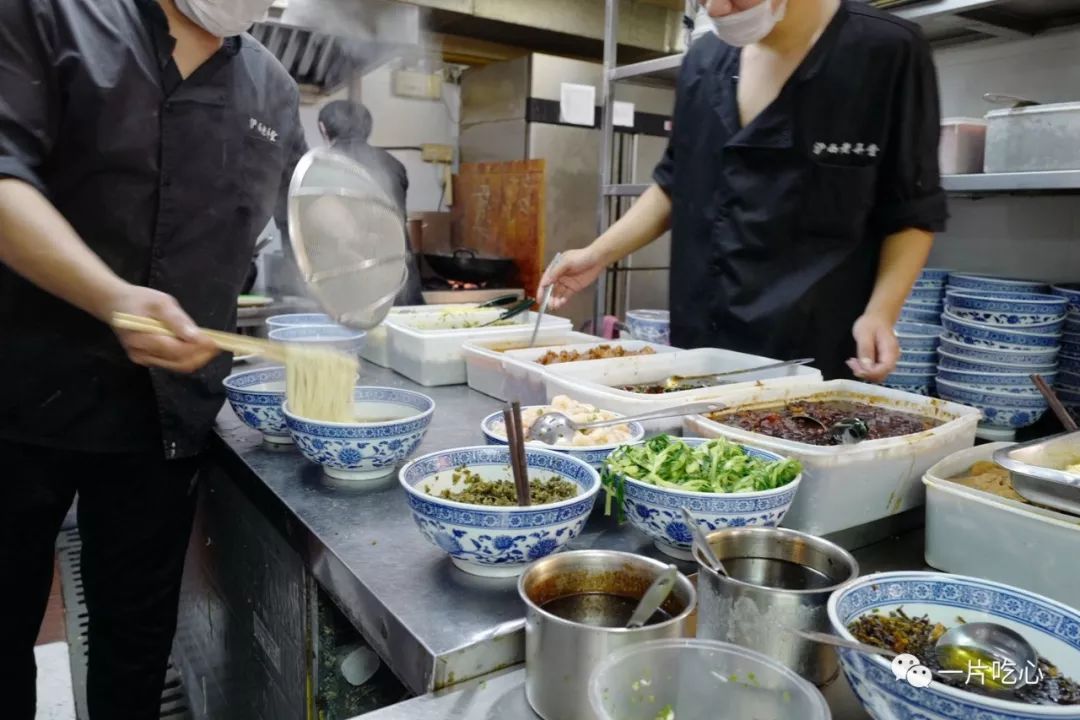 前两年搬来这里,把生意一点点做出来,别看面馆小,厨房搞得很像样子哦!