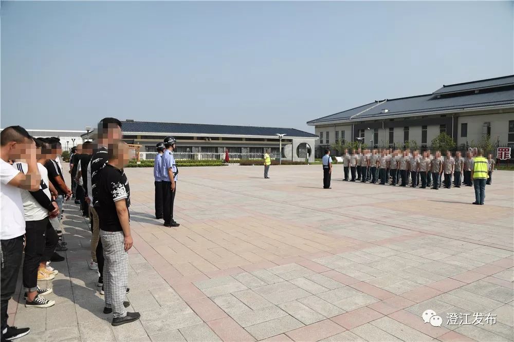 8月30日下午,澄江街道司法所矫正办组织部分社区服刑人员赴丁山监狱