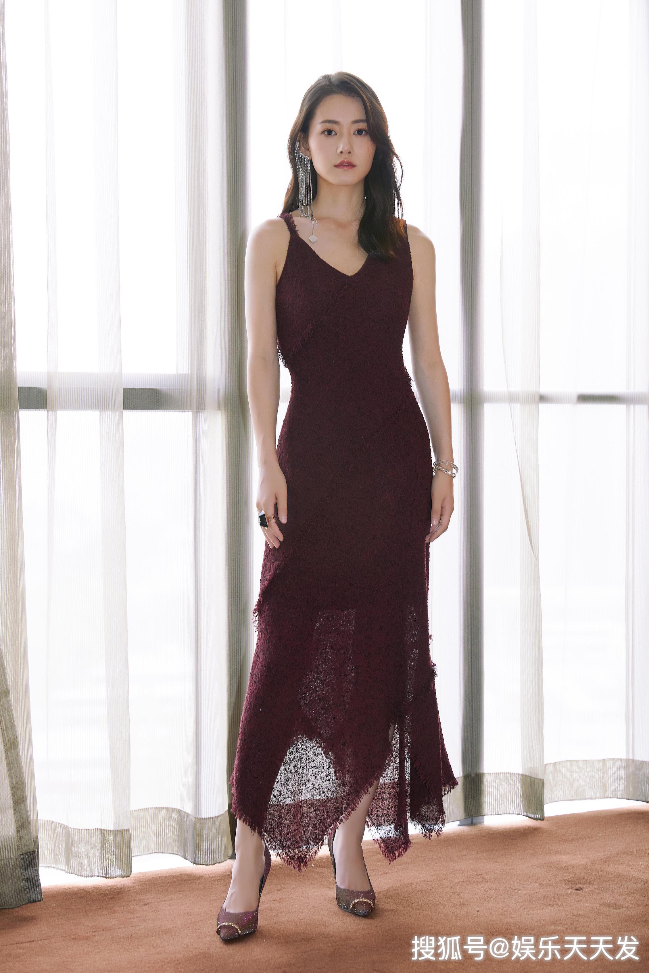 柴碧云优雅出席北京时装周 不对称红裙优雅满分