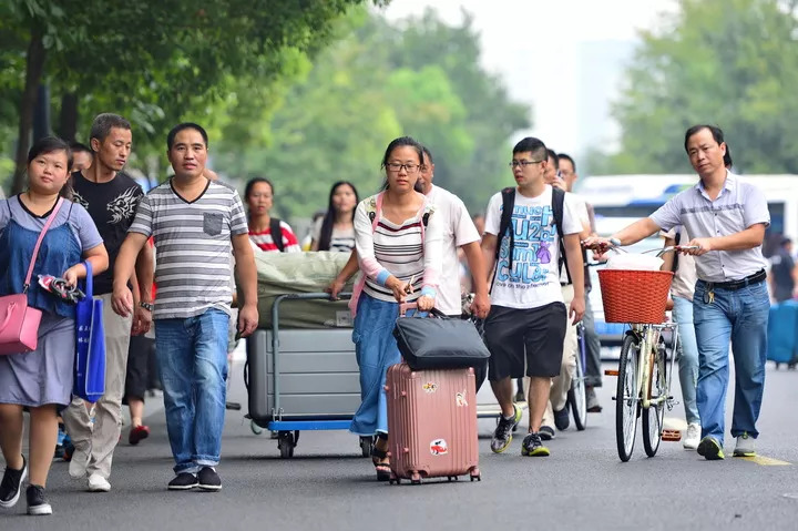 大学生向父母要4500生活费遭拒,到底多少才够用?