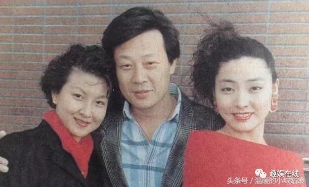 他有两个妻子的新闻也让人印象深刻,大老婆崔瑶琪和寇世勋青梅竹马