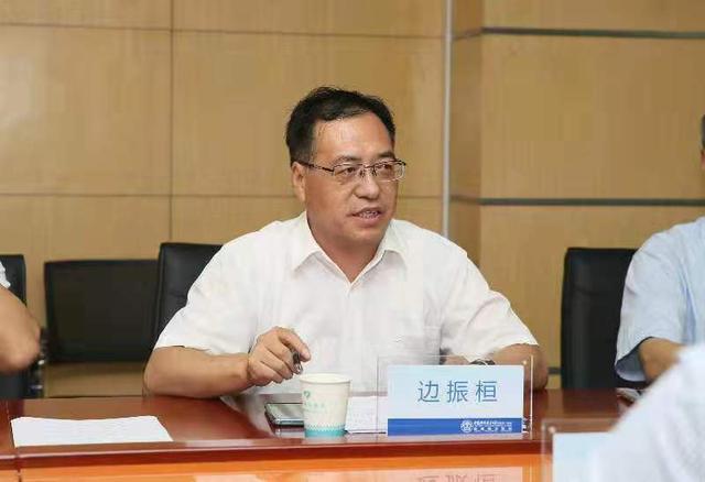 杨椿同志就嘉峪关市第一人民医院"320青年人才培养计划"做了说明.