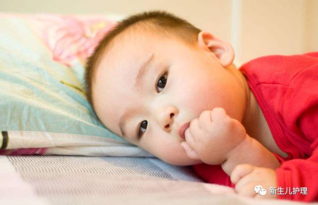                     宝宝频发「吃手」的原因也太可爱了！