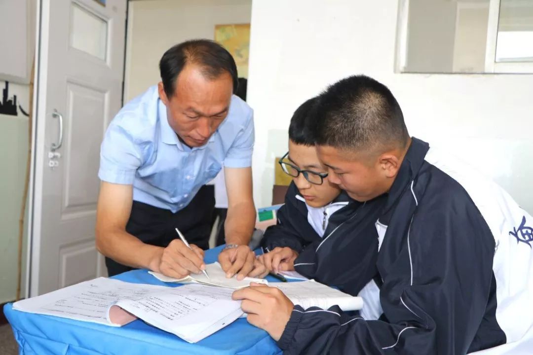 点赞教育人李建兵倾心教育不觉辛苦只觉甜