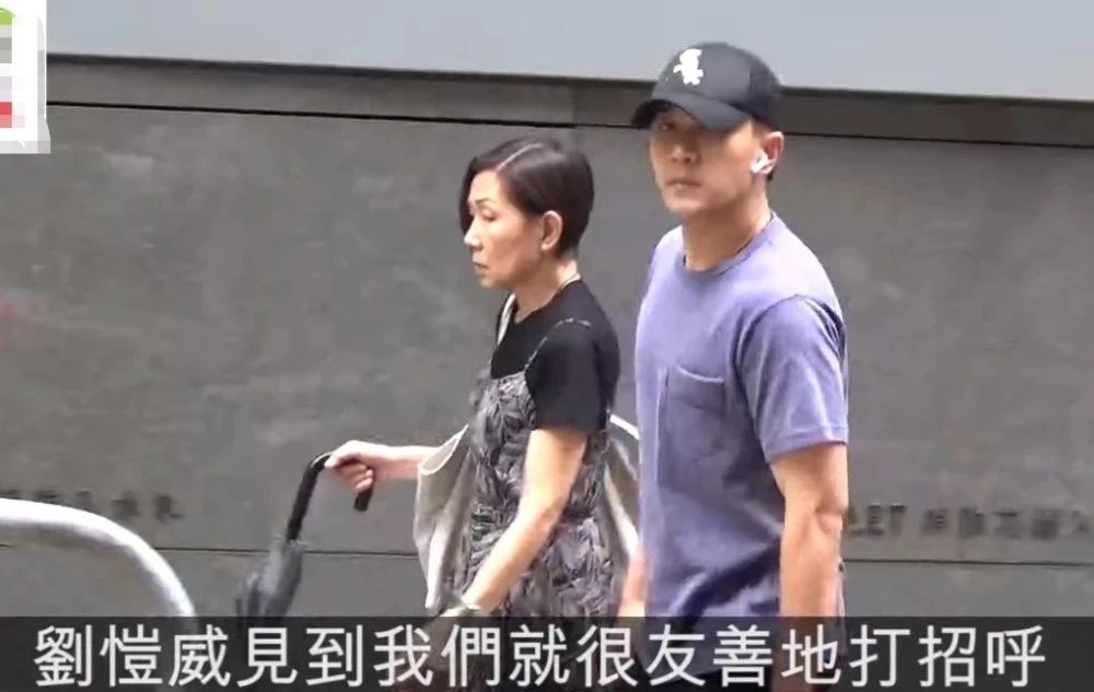 刘恺威带女儿逛街像住家男，女儿紧紧抱住爸爸，杨幂惨遇中年危机