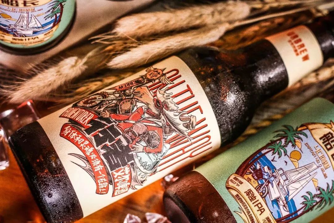 这款撕beer精酿啤酒好喝又好玩,撕开瓶身的标签看里面的『鸡汤文』,喝