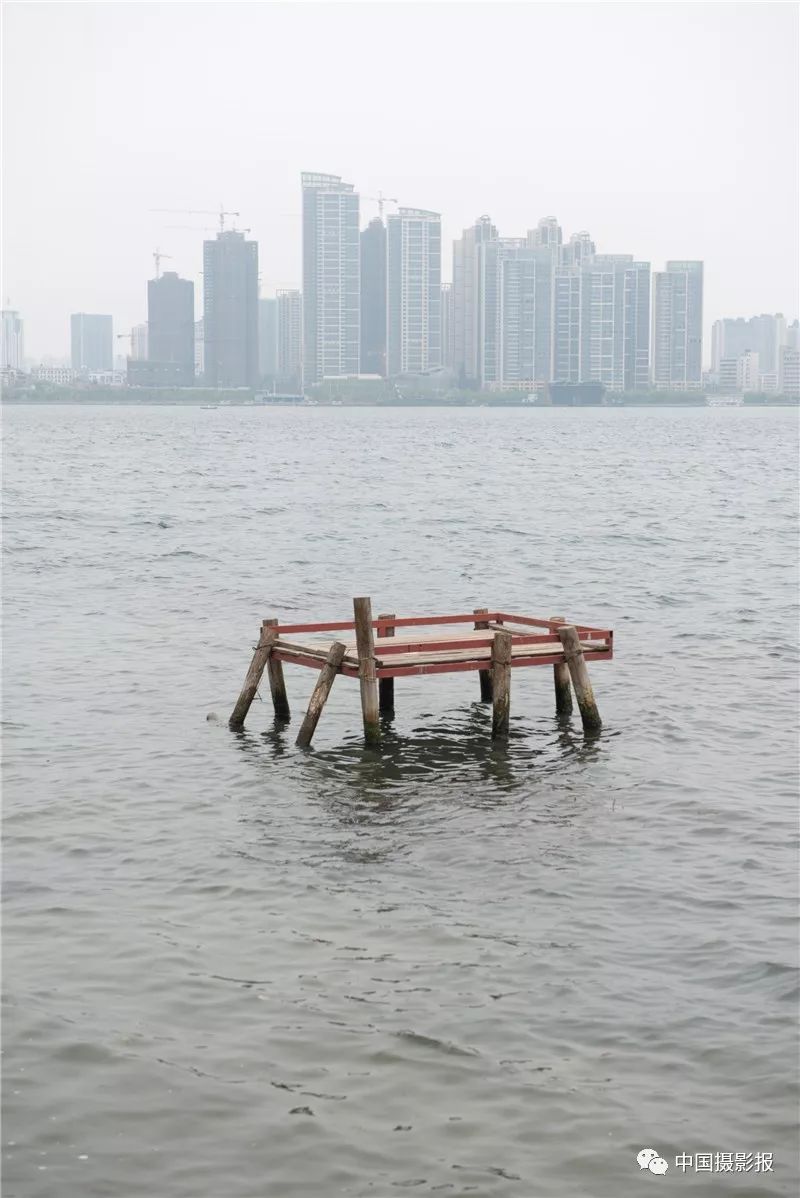 汉江上钓鱼人搭建的钓鱼台子.