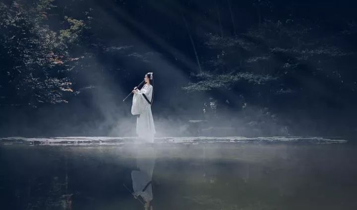 梦境的隐喻，解析梦见把钱给死人去参加葬礼的深层含义