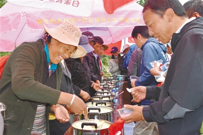 雪顿节上,拉萨市民和游客品尝酸奶.