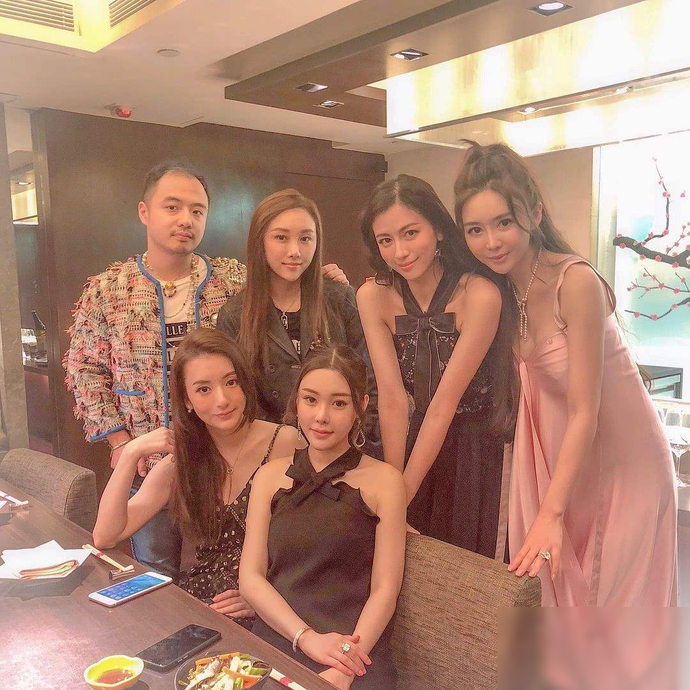 方媛马场穿15万行头被嘲网红风,对比李嘉欣:真假贵妇一目了然