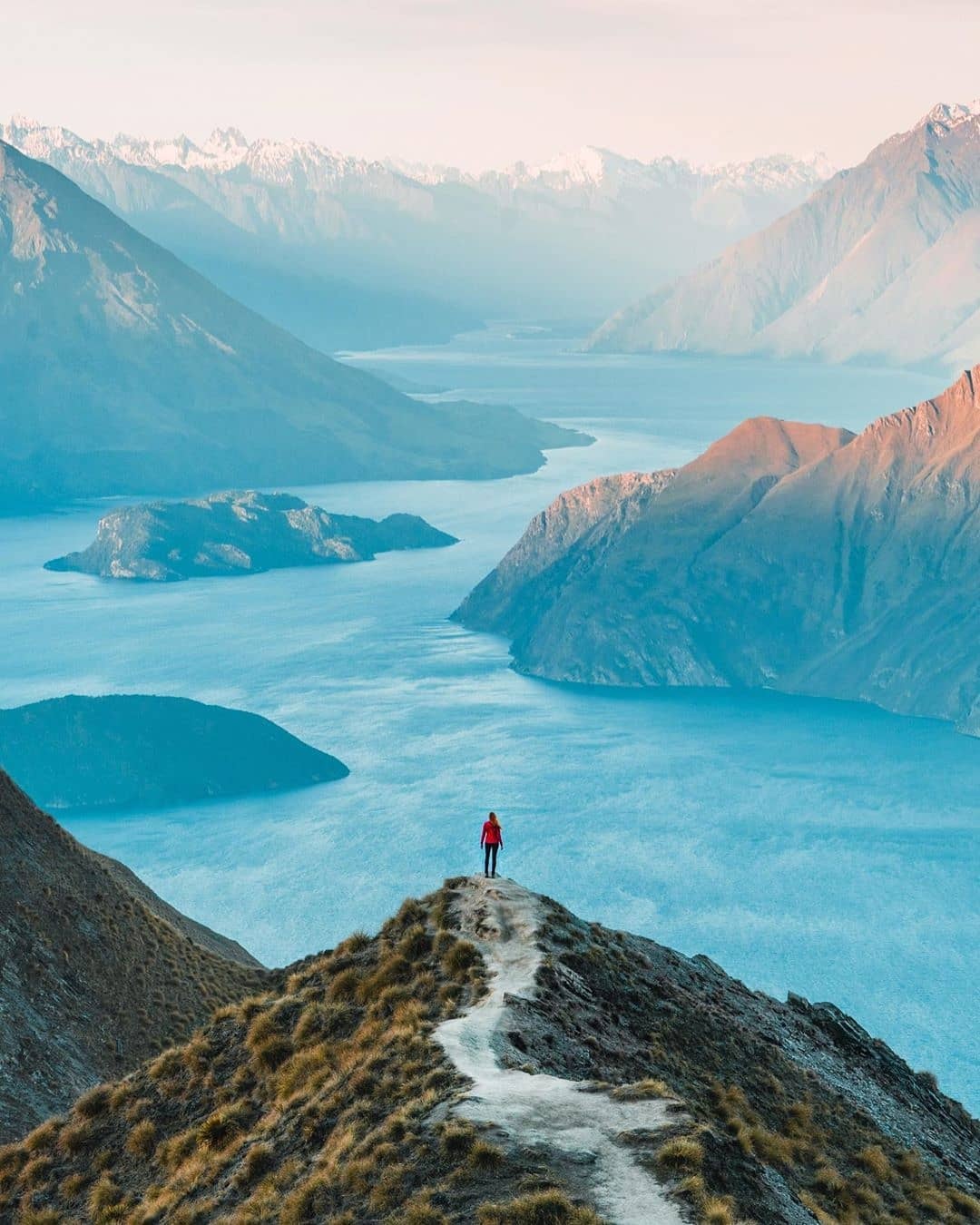 瓦纳卡湖(lake wanaka)纯净透明的湖水,碧蓝空灵.