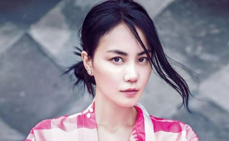 原创王菲手戴戒指高调现身机场，大家希望她与谢霆锋能早日修成正果