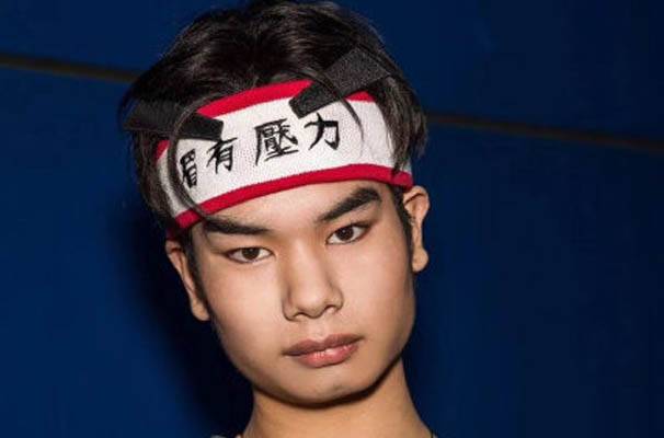 这股大红之势下,小吴也有了很多粉丝,尤其是女粉丝,纷纷加他的微信,有