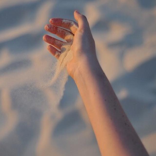 因为感情,就像手中的沙子,你握得越紧,流失得就越快,还不如潇洒的扬了